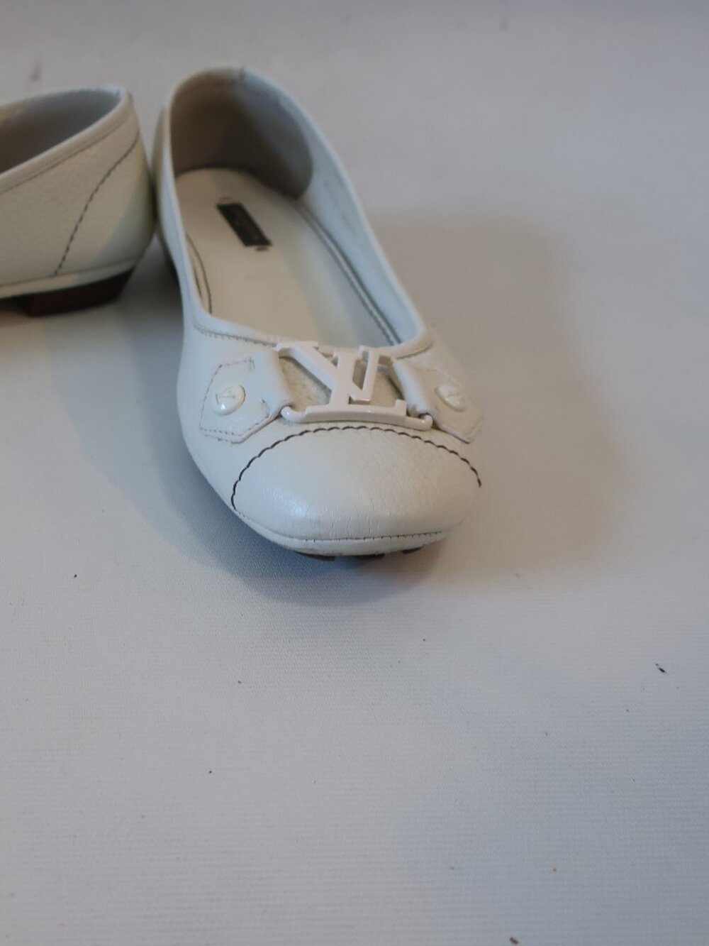 Women Louis Vuitton Ivory Pebbled Leather Flats W/Metal LV Logo 38 EUR/US 8 - Picture 4 of 10